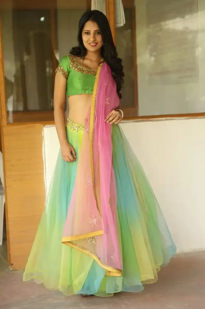 Indian Girl Nikita Bisht Images In Green Half Saree